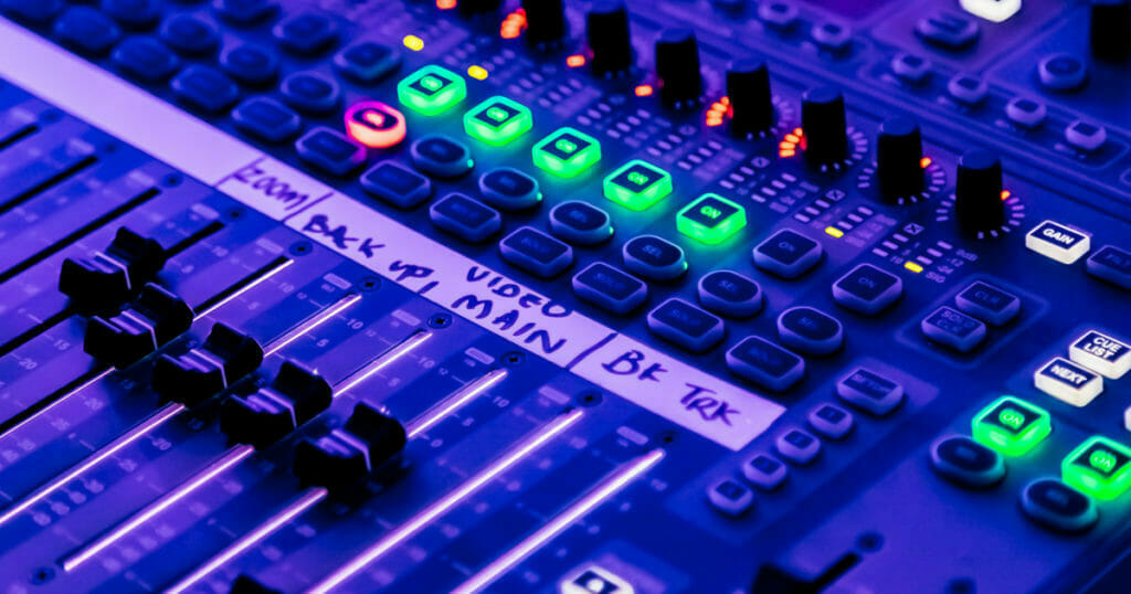 Ein Mischpult kann bei der Bearbeitung mehrerer Audio- und Videokanäle für hybride Events helfen.