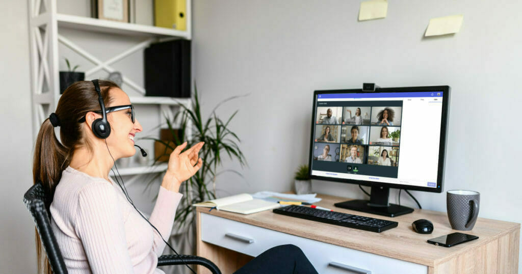 Eine Teilnehmerin bei einer virtuellen Konferenz nutzt einen interaktiven Meetingraum in der EventMobi-Plattform