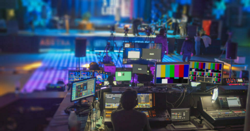 Ein AV-Profi koordiniert mehrere Video- und Audiostreams, eine wesentliche Aufgabe bei jeder hybriden Veranstaltung.