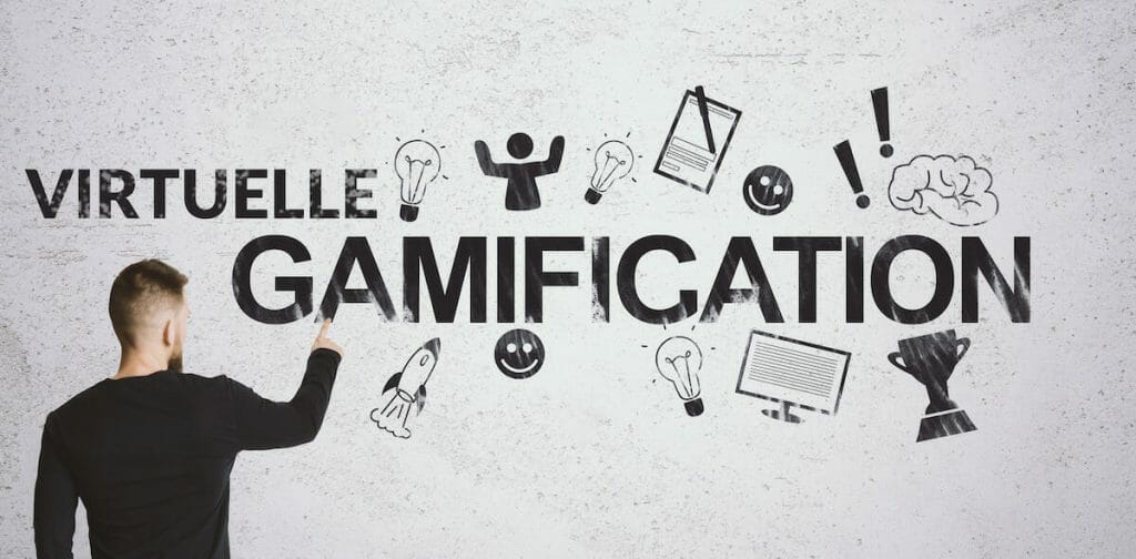 Ein Mann schreibt "Virtuelle Gamification" an eine Wand