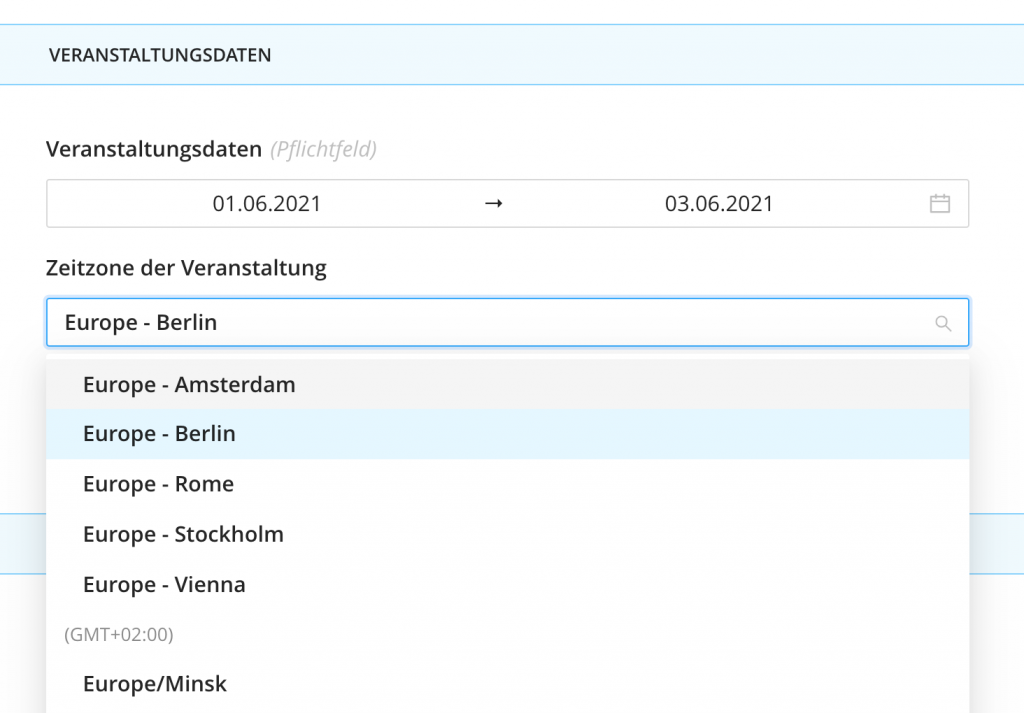 Aus einem Dropdown-Menü auf der EventMobi-Plattform wird die Zeitzone "Europa - Berlin" ausgewählt.