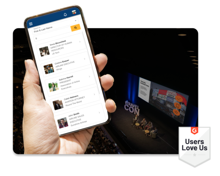 Im Vordergrund eine Hand mit Smartphone mit Teilnehmerliste auf einer Präsenzveranstaltung; im Hintergrund eine Bühne mit Podiumsdiskussion; daneben ein G2-Symbol, das die Begeisterung der User belegt.