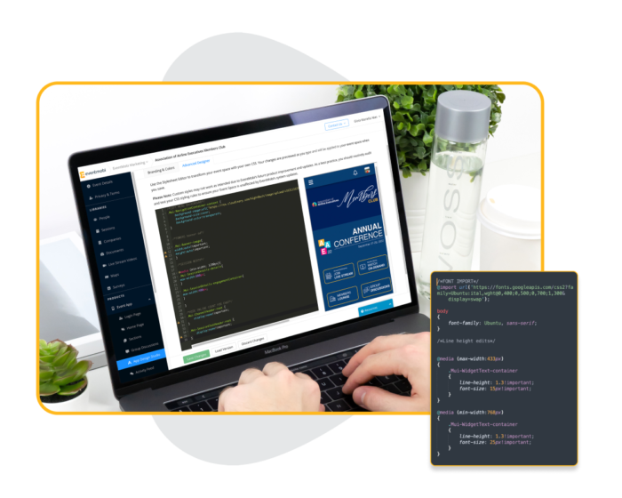 Ein Laptop, an dem jemand mit dem Advanced Designer von EventMobi und mit CSS-Codes arbeitet, um ein Eventportal zu konfigurieren.