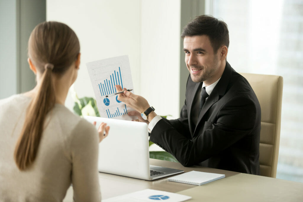 Ein glücklicher Eventmanager hält den Finanzbericht in der Hand, der die Einnahmen aus dem Sponsoring ausweist.