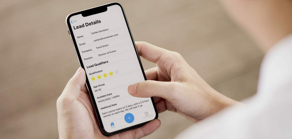 Smartphone, auf dem in der Lead-Capture-Lösung von Eventmobi ein Kontakt qualifiziert wird.