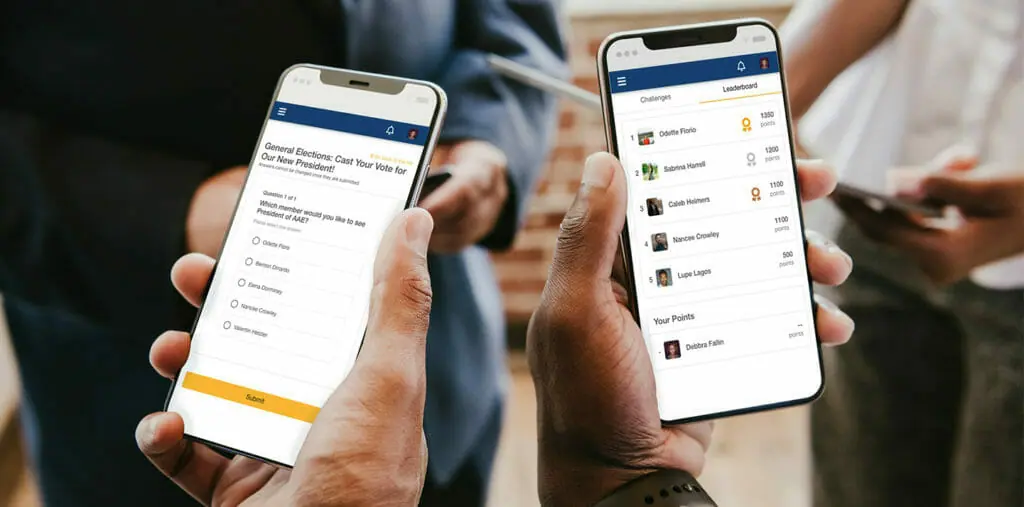Zwei Smartphones, auf denen eine Live-Umfrage und die Rangliste einer Gamification-Challenge zu sehen sind.