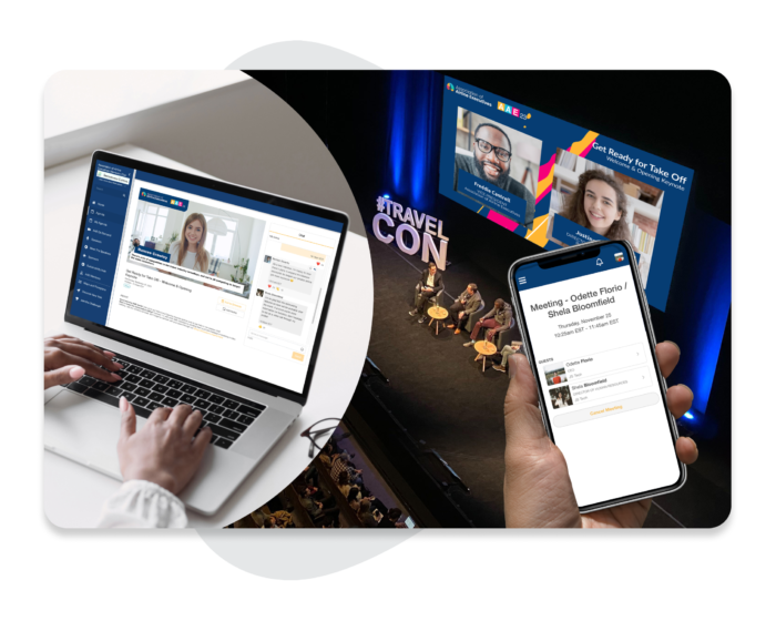 Vor-Ort-Konferenz mit virtuellem Redner-Videostream, der auf die Bühne projiziert wird, und Publikum, das zuschaut, eine Hand, die ein Mobiltelefon mit Veranstaltungs-App hält, und ein Ausschnitt mit Laptop, der für die Teilnahme an einer Veranstaltung aus der Ferne verwendet wird