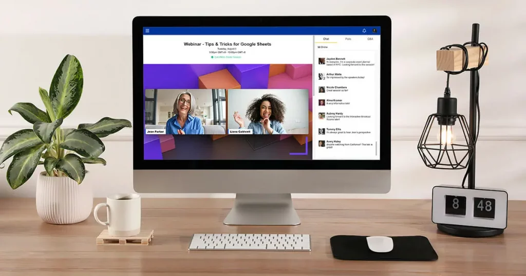 Computer, auf dem ein Webinar mitsamt Event-Community-Chatfunktion läuft.