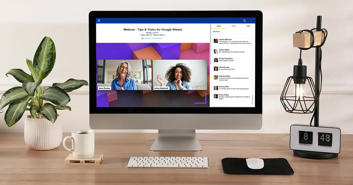 Computer, auf dem ein Webinar mitsamt Event-Community-Chatfunktion läuft.
