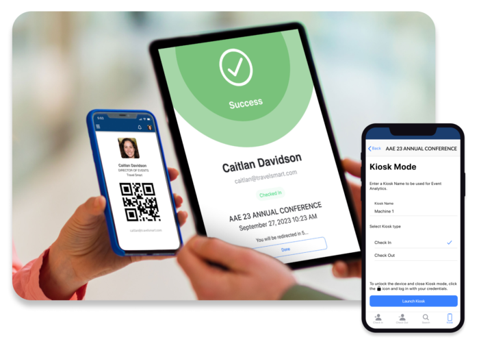 Eine Organisatorin checkt einen Veranstaltungsteilnehmer mithilfe des digitalen Ausweises auf ihrem Telefon ein.