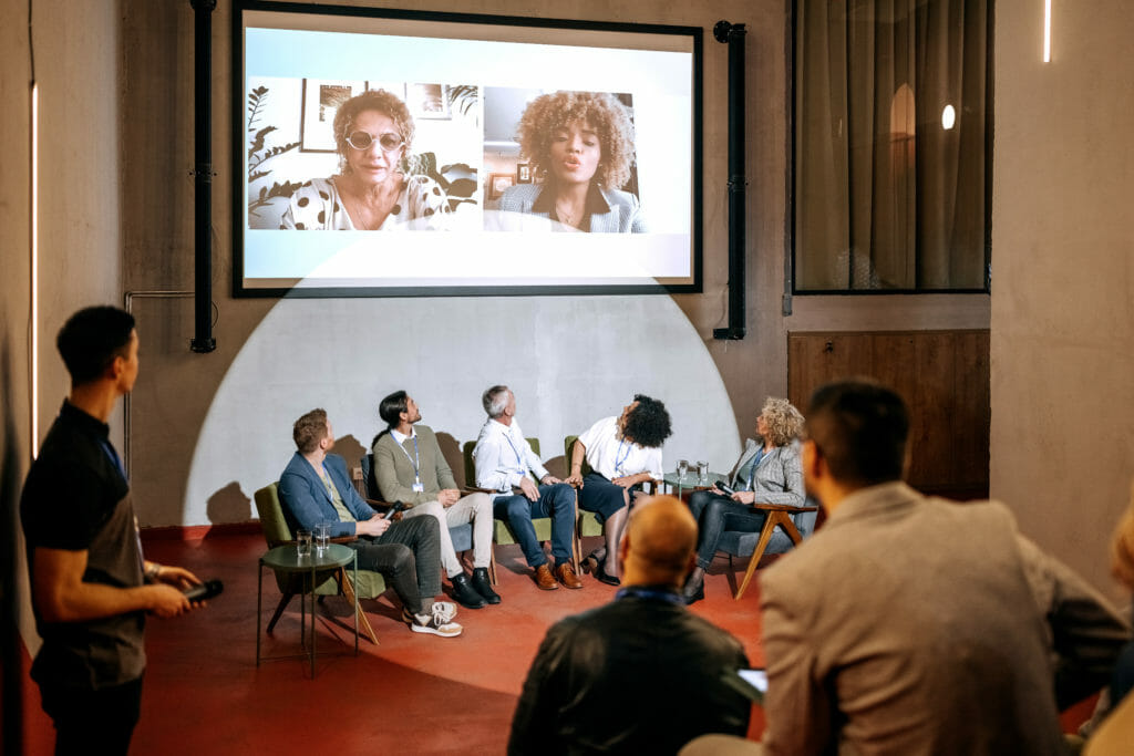 Übertragung von zwei remote Speakerinnen auf die Leinwand eines Live-Events.