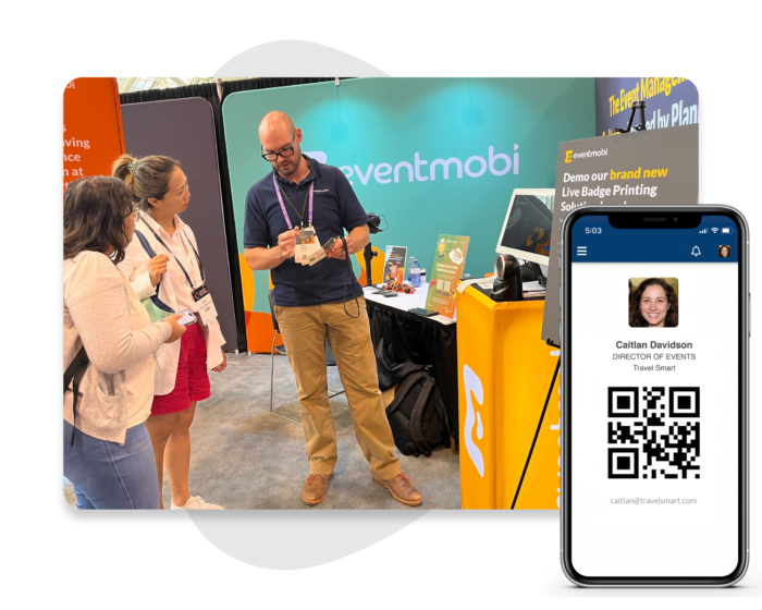 Abbildung: Eine Person auf einer Messe, die neben einem gebrandeten Badge-Kiosk von EventMobi steht.