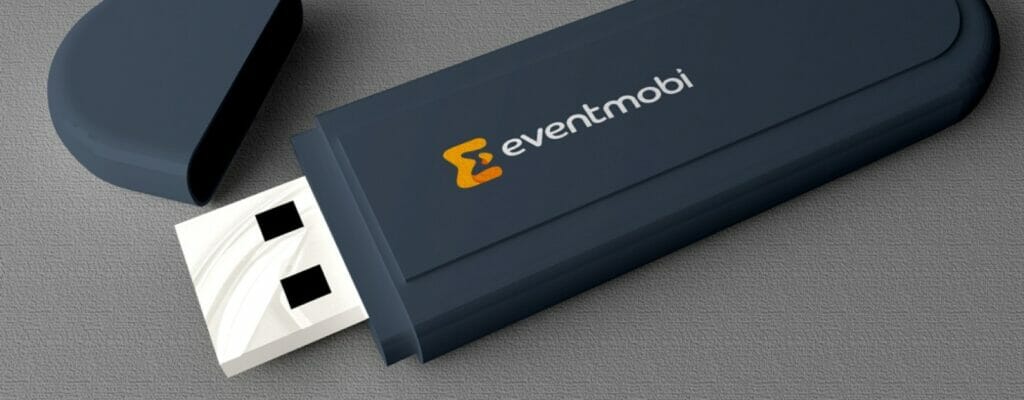 Ein mit Logo bedruckter USB-Stick als Werbegeschenk.