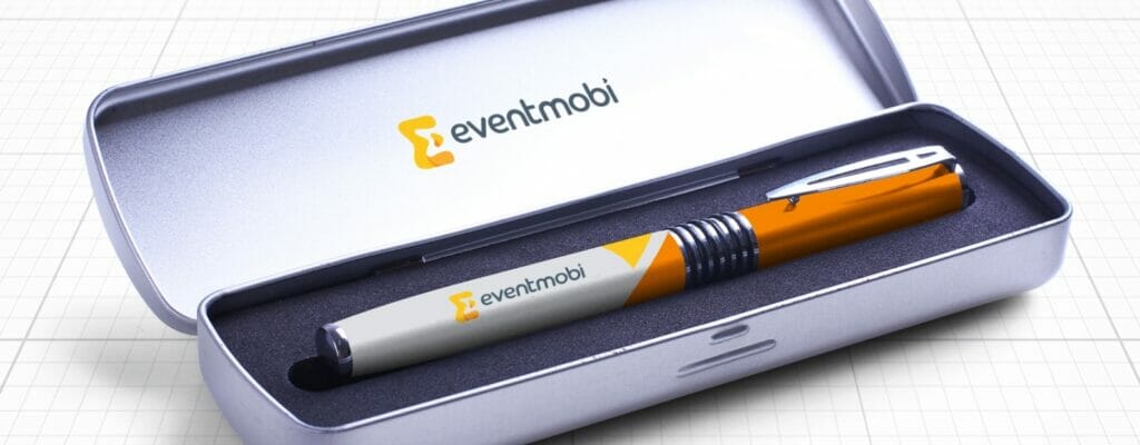 Ein mit Logo bedruckter Stift als Werbegeschenk.