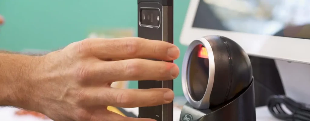 Einlasskontrolle in Form eines Smartphones vor einer kleinen Kamera.