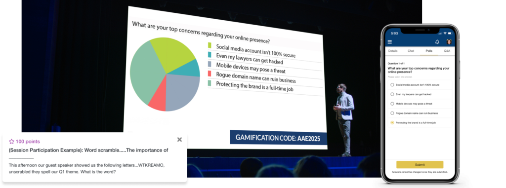 Vortrag auf einer Bühne mit Präsentation auf großer Leinwand, zwei Screenshots von Interaktionsfunktionen der Event-App.