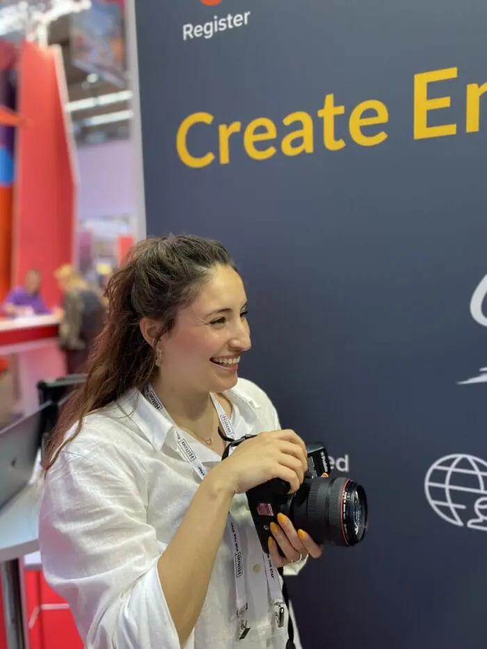 Die Fotografin auf dem IMEX-Messestand von EventMobi.