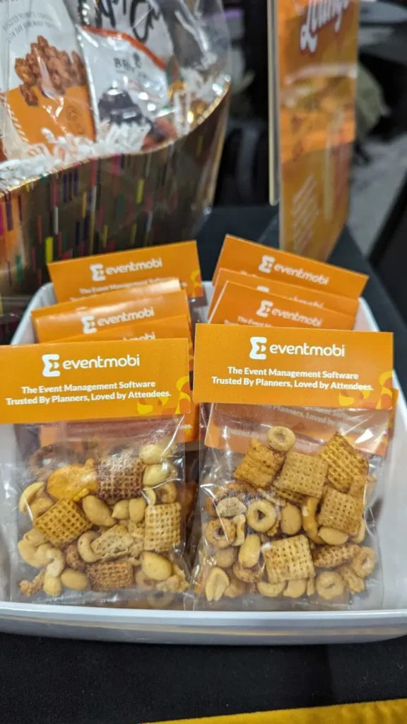 Snacks mit EventMobi-Branding im Lounge-Bereich einer gesponserten Veranstaltung.