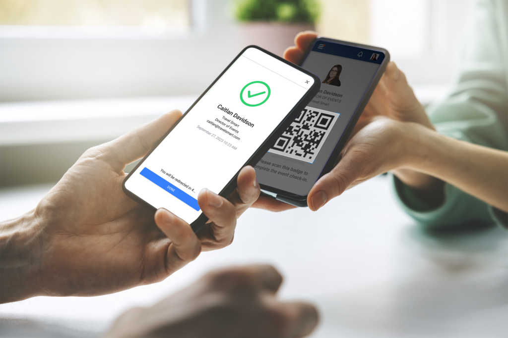 Event-QR-Code auf einem Smartphone wird von einem zweiten Smartphone gescannt und der Zutritt wird gewährt.